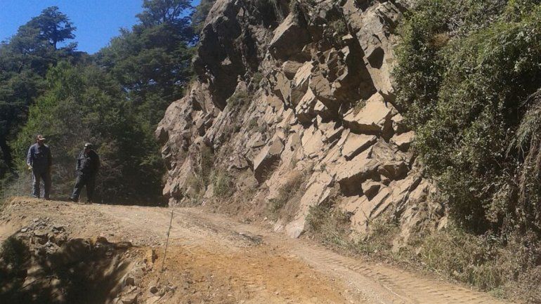 Dinamitaron para ampliar un camino y las rocas cayeron sobre una camioneta: un hombre está grave