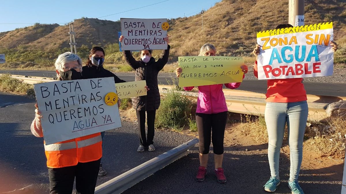 Vecinos de diez barrios de Centenario cumplen tres meses sin agua