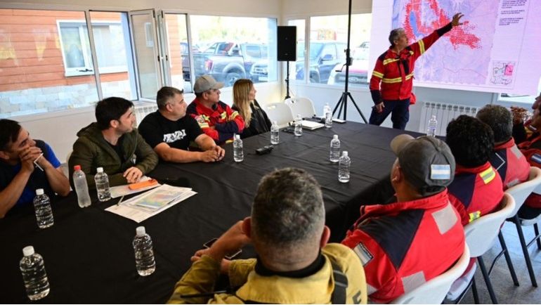 Reunión de brigadistas, funcionarios y voluntarios para coordinar acciones por los incendios en Chubut- Reunión de brigadistas, funcionarios y voluntarios para coordinar acciones por los incendios en Chubut-