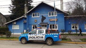 Robaron dinero de una camioneta en pleno centro de Villa La Angostura.