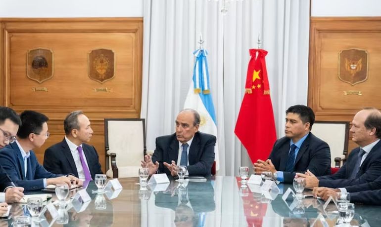 El Jefe de Gabinete, Guillermo Franco, y el gobernador de Santa Cruz, Claudio Vidal, en la reciente reunión con el embajador de China en la Argentina. El Jefe de Gabinete, Guillermo Franco, y el gobernador de Santa Cruz, Claudio Vidal, en la reciente reunión con el embajador de China en la Argentina.