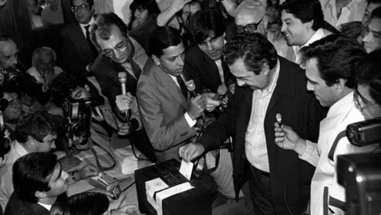 Las elecciones de 1983 significaron el retorno de la democracia tras una sangrienta década de dictadura.