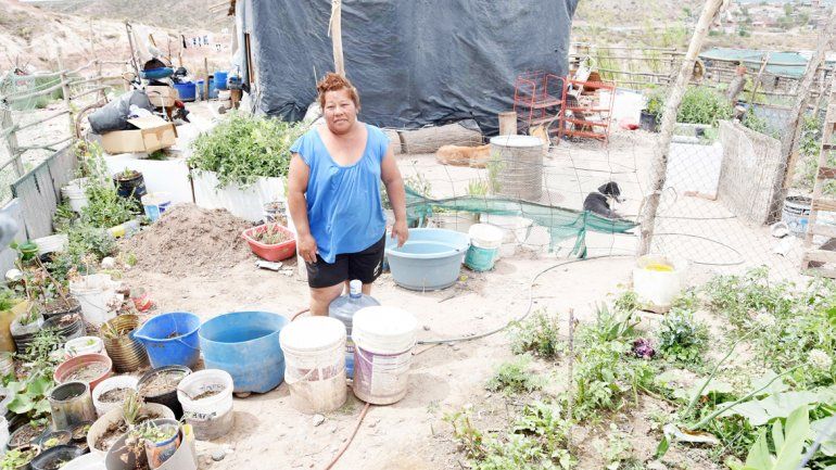 Doble sacrificio: juntar agua para tomar y para la higiene