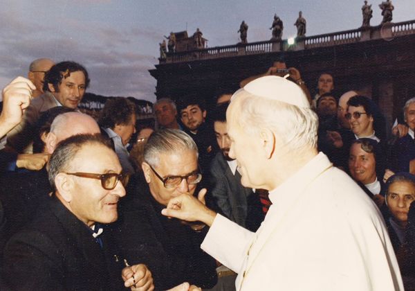 El padre Jacinto Sábile (izquierda) unto con el Papa Juan Pablo II.