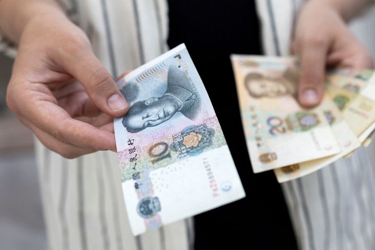 FOTO DE ARCHIVO: Billetes de yuanes chinos en esta ilustración tomada el 30 de mayo de 2022. REUTERS/Dado Ruvic/Ilustración