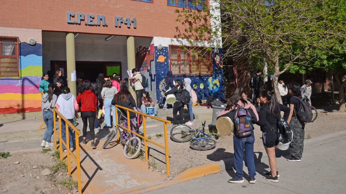 Los alumnos del CPEM 41 realizaron un reclamo en la tarde del martes / Foto