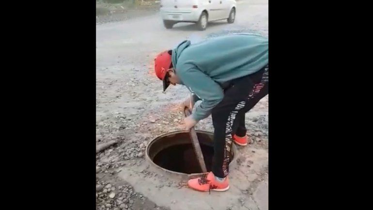 Una nena cayó en una alcantarilla y se salvó de milagro