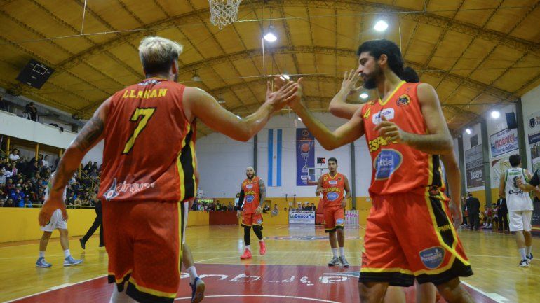 Llanan celebra la efectividad de Santiago Rodríguez ante Sarmiento.&nbsp;