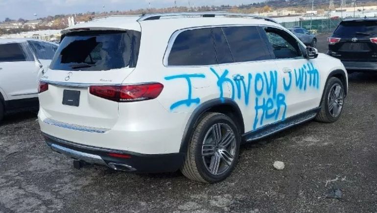 Vidrios rotos y un mensaje intimidante en la carrocería de este Mercedes-Benz GLS bastaron para que la aseguradora declarara al siniestro como destrucción total. Foto: IAA