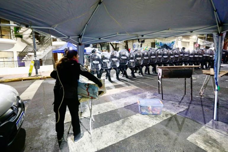 La policía desalojó a militantes y puesteros que hacían vigilia frente al departamento de Cristina Kirchner