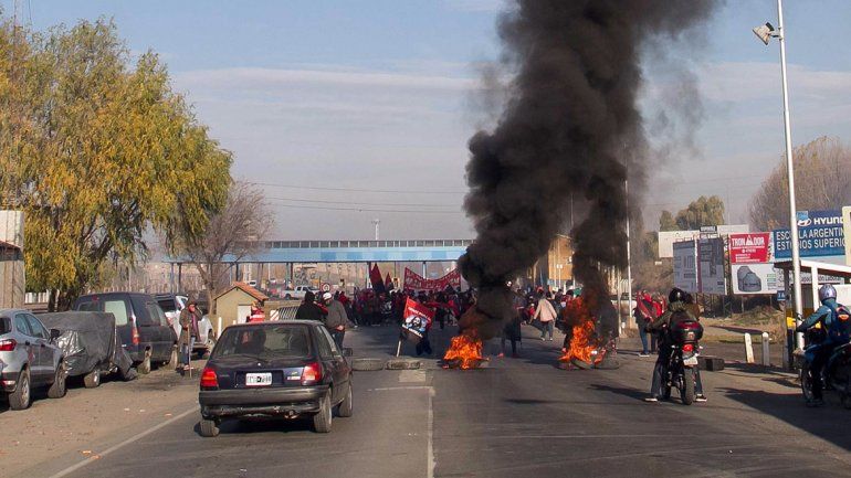 Largas colas de vehículos se formaron por el reclamo de la organización.&nbsp;