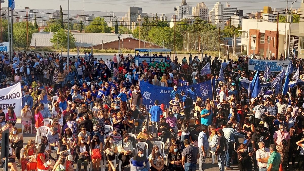 cientos de personas acompanan al intendente frente al concejo deliberante