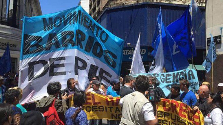 Gremios y movimientos sociales marchan por la ley de Emergencia social