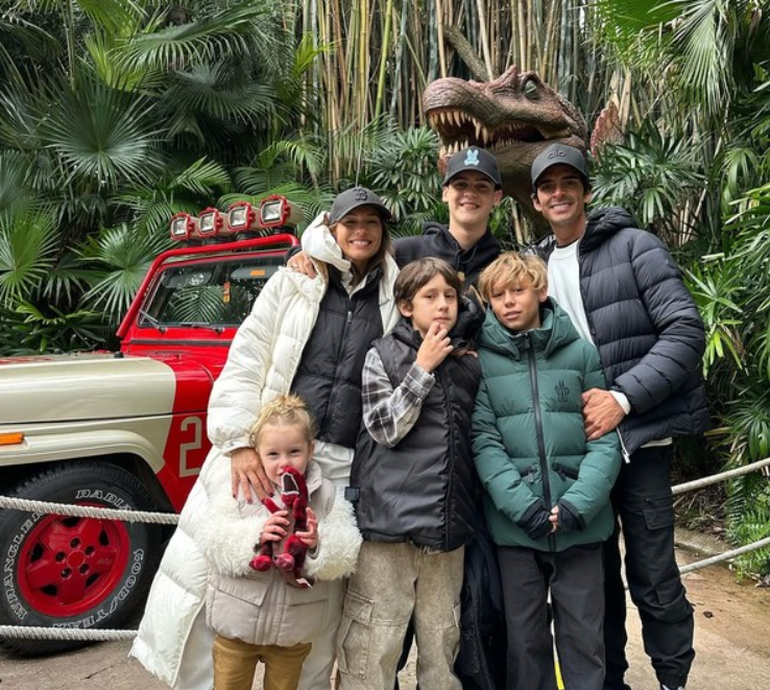 Pampita junto a sus hijos y, también, Martín Pepa disfrutando sus días en Orlando. Pampita junto a sus hijos y, también, Martín Pepa disfrutando sus días en Orlando.
