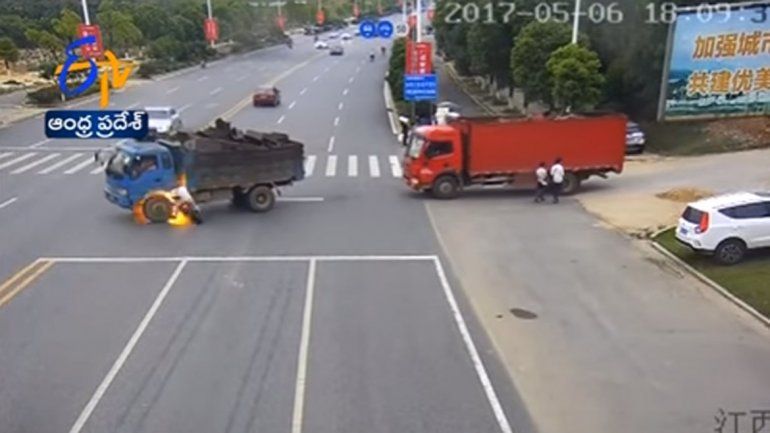 Tremendo choque e incendio entre una moto y un camión