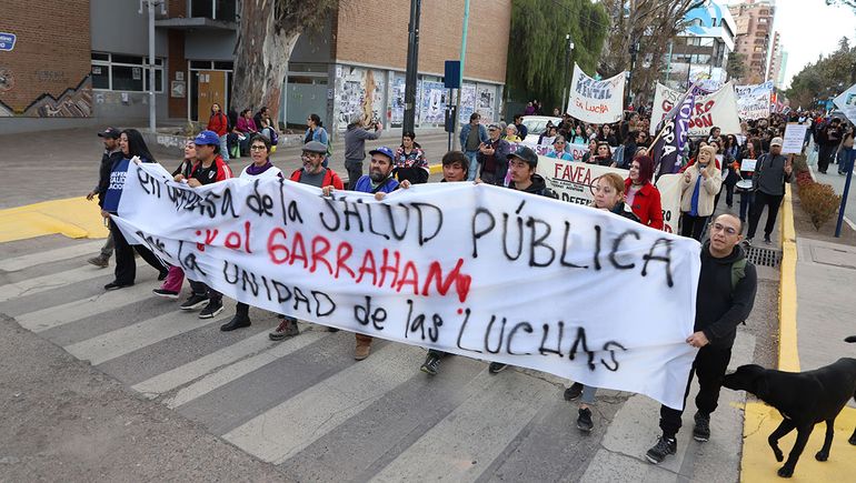 En 19 fotos, así fue la marcha en defensa de la salud pública en Neuquén
