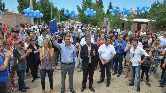El gobernador Omar Gutiérrez, ayer, saludando en el acto de inauguración de las obras en el oeste de la ciudad.