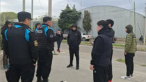 Pese a la importante presencia de policía en los alrededores de la Oficina Judicial de Comodoro Rivadavia, un grupo atacó violentamente a un hombre de unos 30 años, que tras ser rescatado prefirió no hacer la denuncia.  Pese a la importante presencia de policía en los alrededores de la Oficina Judicial de Comodoro Rivadavia, un grupo atacó violentamente a un hombre de unos 30 años, que tras ser rescatado prefirió no hacer la denuncia.