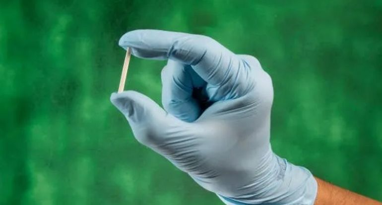 El implante o chip sexual es uno de los métodos para administrar testosterona a personas con andropausia.