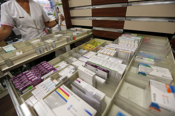 Imagen de archivo de una farmac&eacute;utica seleccionando medicamentos dentro de su farmacia en Burdeos, Francia. 15 de septiembre, 2015. REUTERS/Regis Duvignau