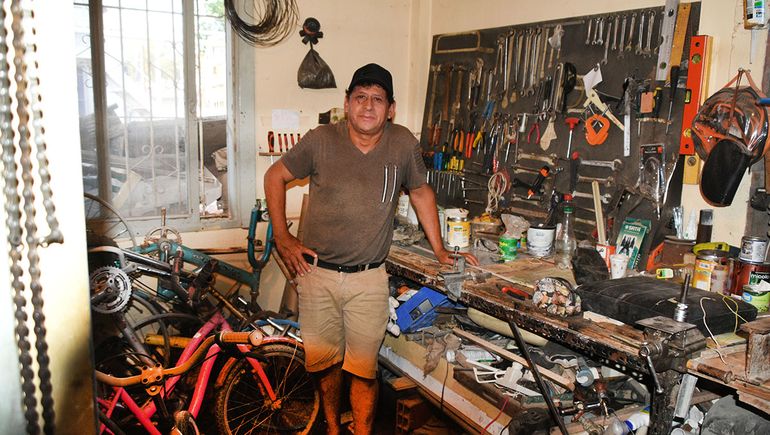 Sergio Orellana fabricó la original y simpática bicicleta / Foto