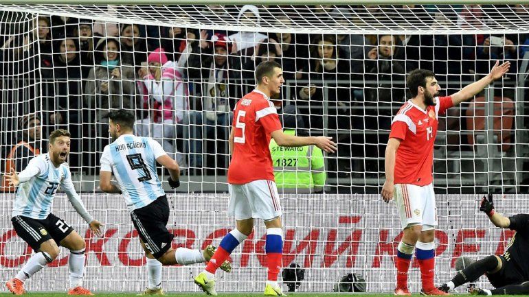 Con un gol del Kun sobre el final, Argentina derrotó por 1 a 0 a Rusia