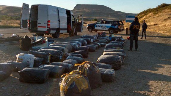Detuvieron a cuatro peruanos que llevaban mercadería ilegal
