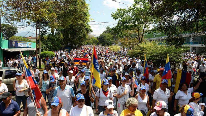 La Policía había anunciado que los dejaría marchar siempre que sea en paz.