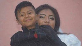 Parece niño pero tiene 19 años y se casó en Acapulco