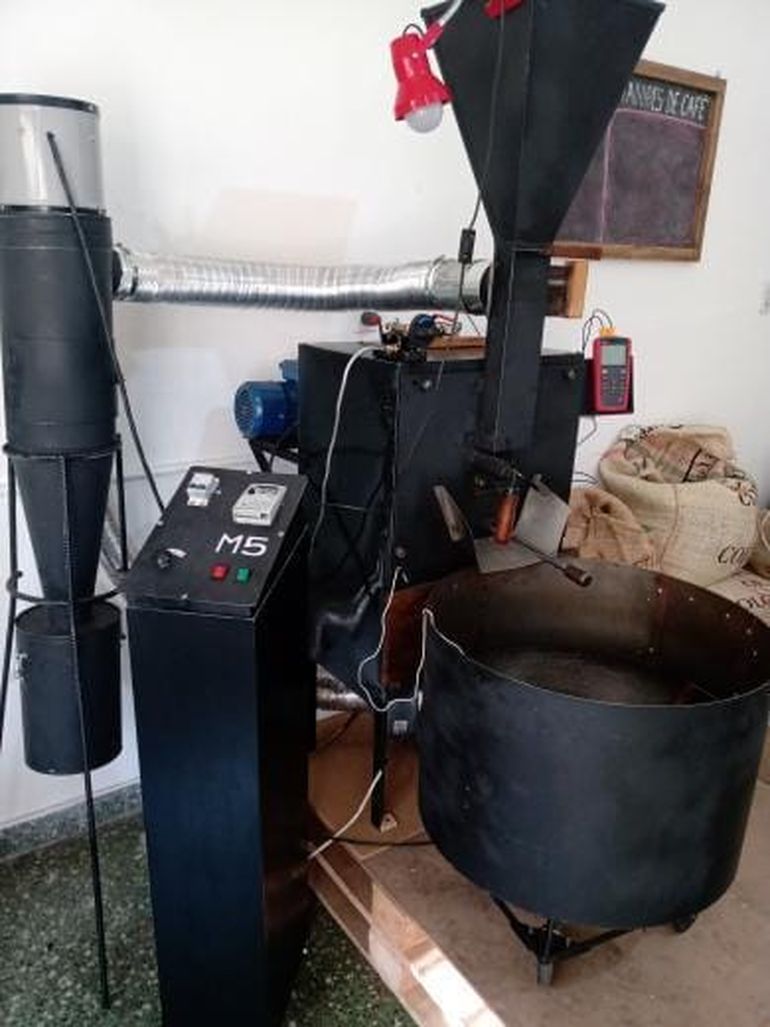 Tostadora de café fabricada por Sebastián, aplicando conocimientos adquiridos en un colegio público neuquino. Tostadora de café fabricada por Sebastián, aplicando conocimientos adquiridos en un colegio público neuquino.