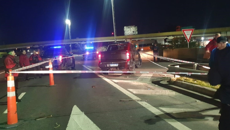 Persecución y más de 20 disparos: intentó atropellar a un policía y chocó contra un camión