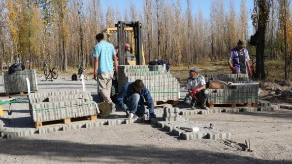 Paseo Costero: concretan los últimos 1500 metros de calle adoquinada