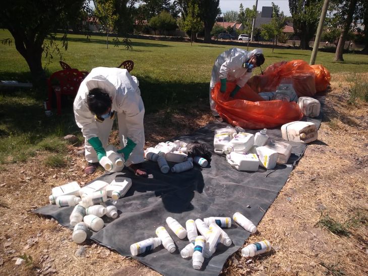 El triple lavado se inicia vaciando el envase completamente en el tanque de la pulverizadora. El triple lavado se inicia vaciando el envase completamente en el tanque de la pulverizadora.