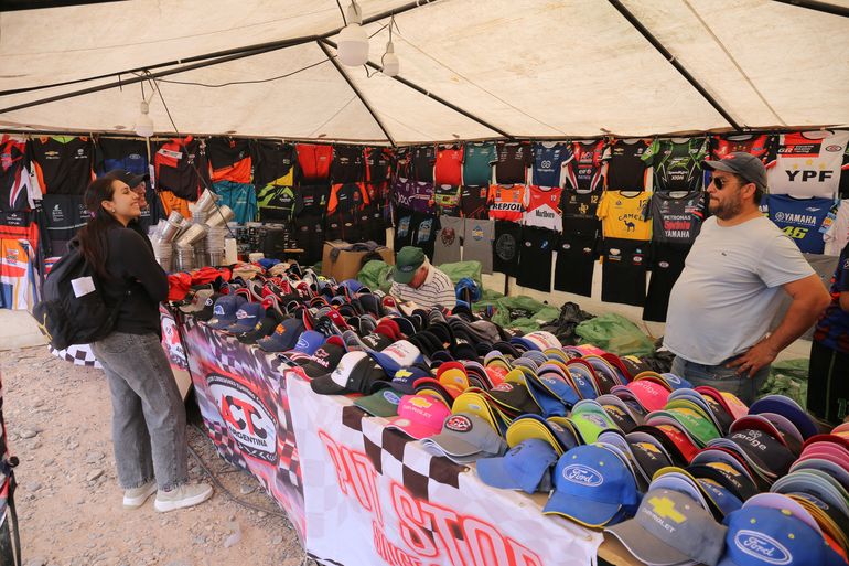 La venta de productos para los fanáticos en el stand de Pit Stop