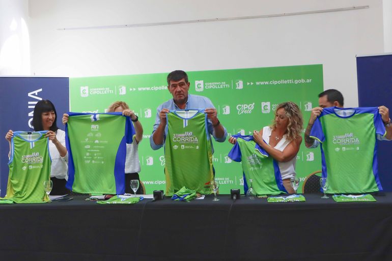 Di Tella junto a los responsables de las distintas áreas del municipio que intervienen en la organización.