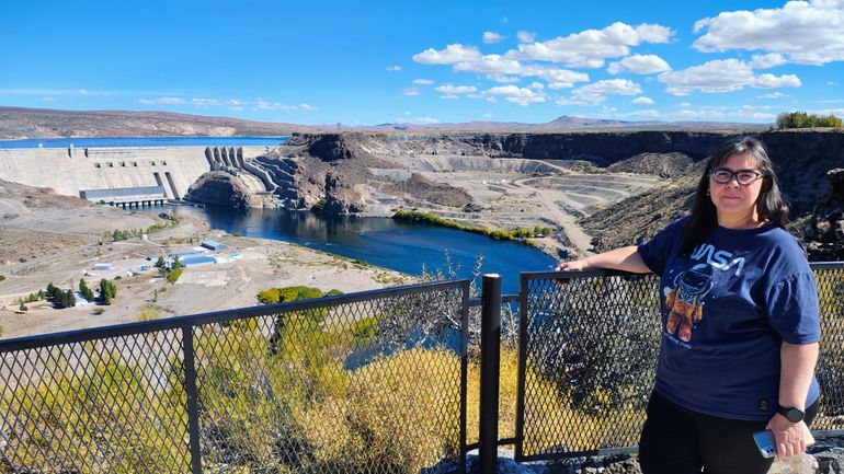 Chua con el embalse de fondo en el cual trabajo su padre, que ya había contado con la experiencia de estar en la represa de Salto Grande. Chua con el embalse de fondo en el cual trabajo su padre, que ya había contado con la experiencia de estar en la represa de Salto Grande.