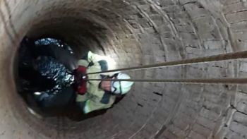 El rescate de los bomberos de Cosquín tras la caída de la nene al aljibe. El rescate de los bomberos de Cosquín tras la caída de la nene al aljibe.