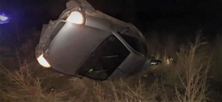 Accidente violento: un auto al canal y dos personas heridas