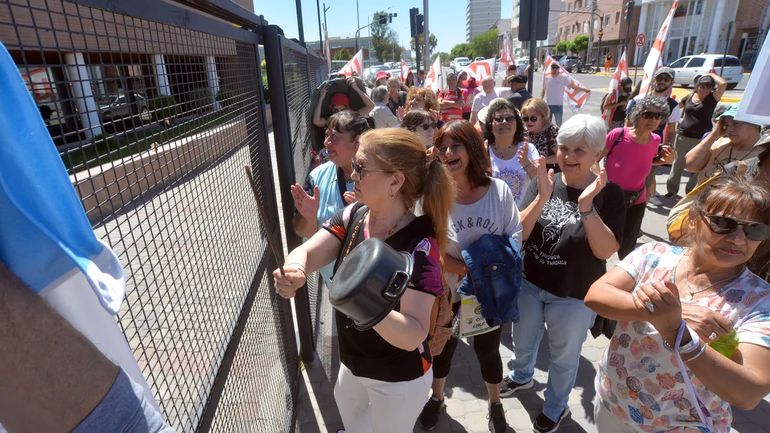 Vecinos, comerciantes y militantes, en las afueras del Concejo Deliberante, se oponen a agregar ítems a la factura de CALF. Vecinos, comerciantes y militantes, en las afueras del Concejo Deliberante, se oponen a agregar ítems a la factura de CALF.