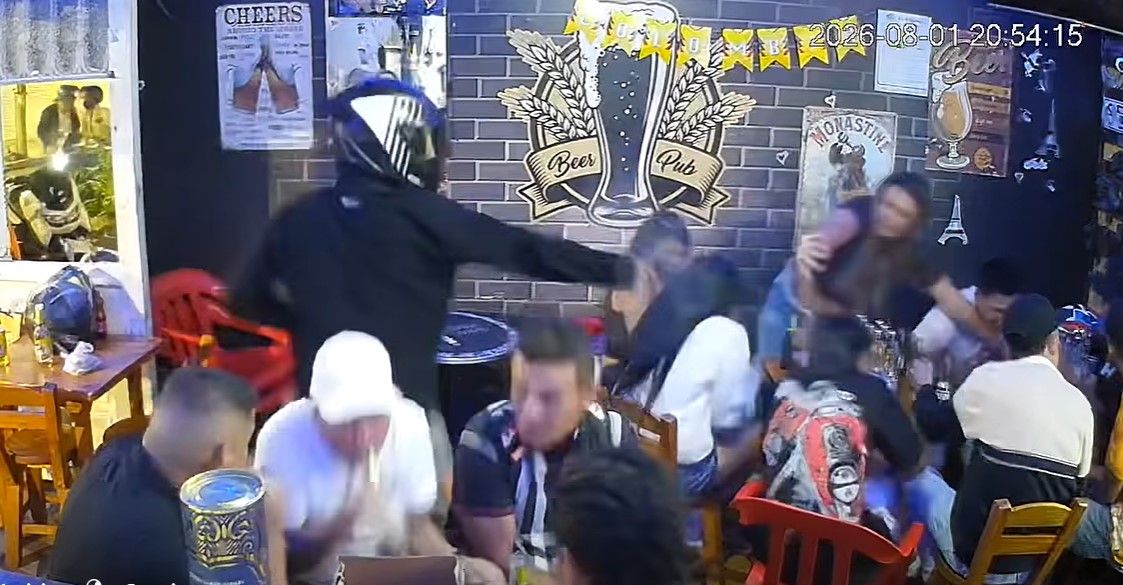 El sicario abre fuego contra un grupo de personas adentro de un bar de Colombia: mató a un hombre y a una mujer.