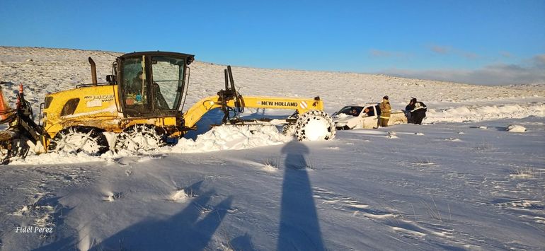Rescate en Chubut: una familia había quedado atrapada en su camioneta bajo la nieve. Rescate en Chubut: una familia había quedado atrapada en su camioneta bajo la nieve.