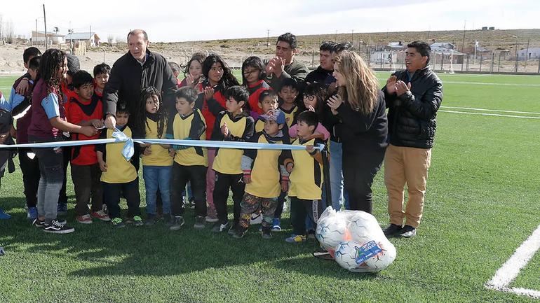 Por el aniversario, Los Catutos recibió de regalo una cancha de fútbol sintético