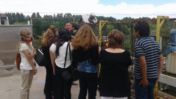 Los concejales durante la visita a la planta de tratamiento.