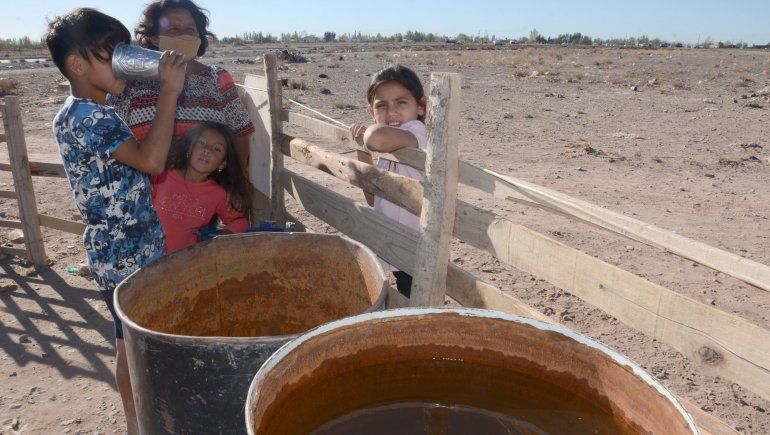 El agua es lo más preciado en la toma. Los chicos lo saben.