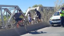 El choque se dio sobre el puente nuevo que va en dirección a Neuquén. Foto: gentileza Miguel Parra.