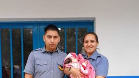 La Sargento Irene Cibrián le salvó la vida a la bebé de dos meses. | LM Neuquen La Sargento Irene Cibrián le salvó la vida a la bebé de dos meses.