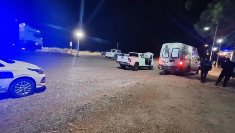 El inusual ataque a tiros fue minutos antes de las 4 de la mañana: la policía de Chubut verificó tres impactos de bala en la Toyota Hilux blanca.&nbsp; &nbsp;