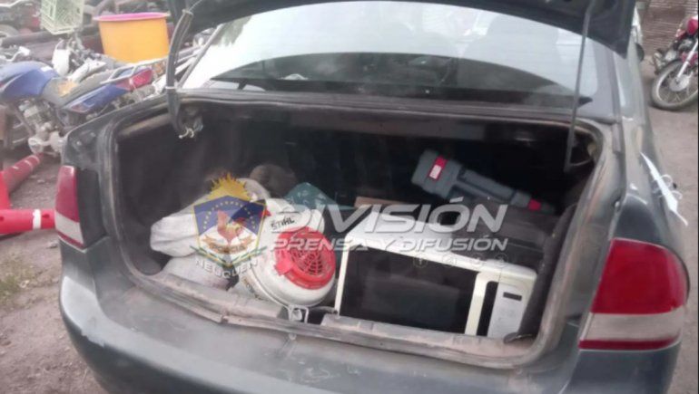 Los descubrieron tras faenar dos chanchos y robar herramientas de una empresa agrícola