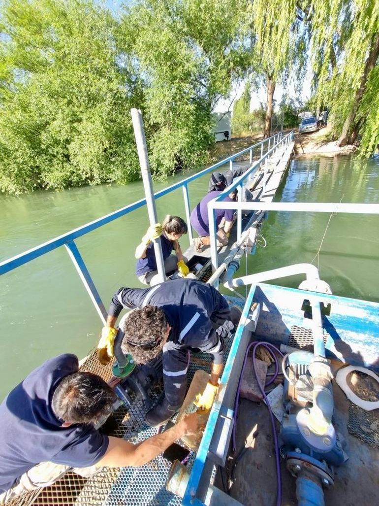 Trabajadores de Agua y Saneamiento hacen reformas en el pozo de la Calle 0, que abastece a los nuevos loteos de Centenario. Trabajadores de Agua y Saneamiento hacen reformas en el pozo de la Calle 0, que abastece a los nuevos loteos de Centenario.