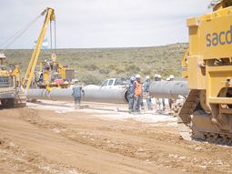 VMOS a paso firme: restan solo 50 km para completar el tendido principal del oleoducto. Se espera finalizar la soldadura troncal antes de fin de noviembre. Foto: Leandro Cairuga. VMOS a paso firme: restan solo 50 km para completar el tendido principal del oleoducto. Se espera finalizar la soldadura troncal antes de fin de noviembre. Foto: Leandro Cairuga.